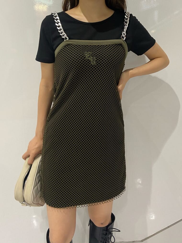 ブラック系のブーツ、ホワイト系のショルダーバッグ、ブラック系のワンピースを着用したレディースの夏コーディネートの7枚目の写真