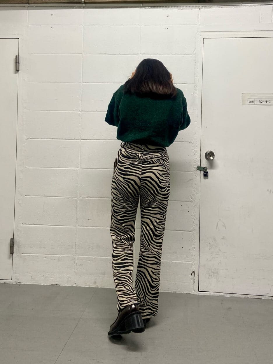 ホワイト系のブーツ、その他のその他パンツ、グリーン系のニット/セーターを着用したレディースの冬コーディネートの3枚目の写真