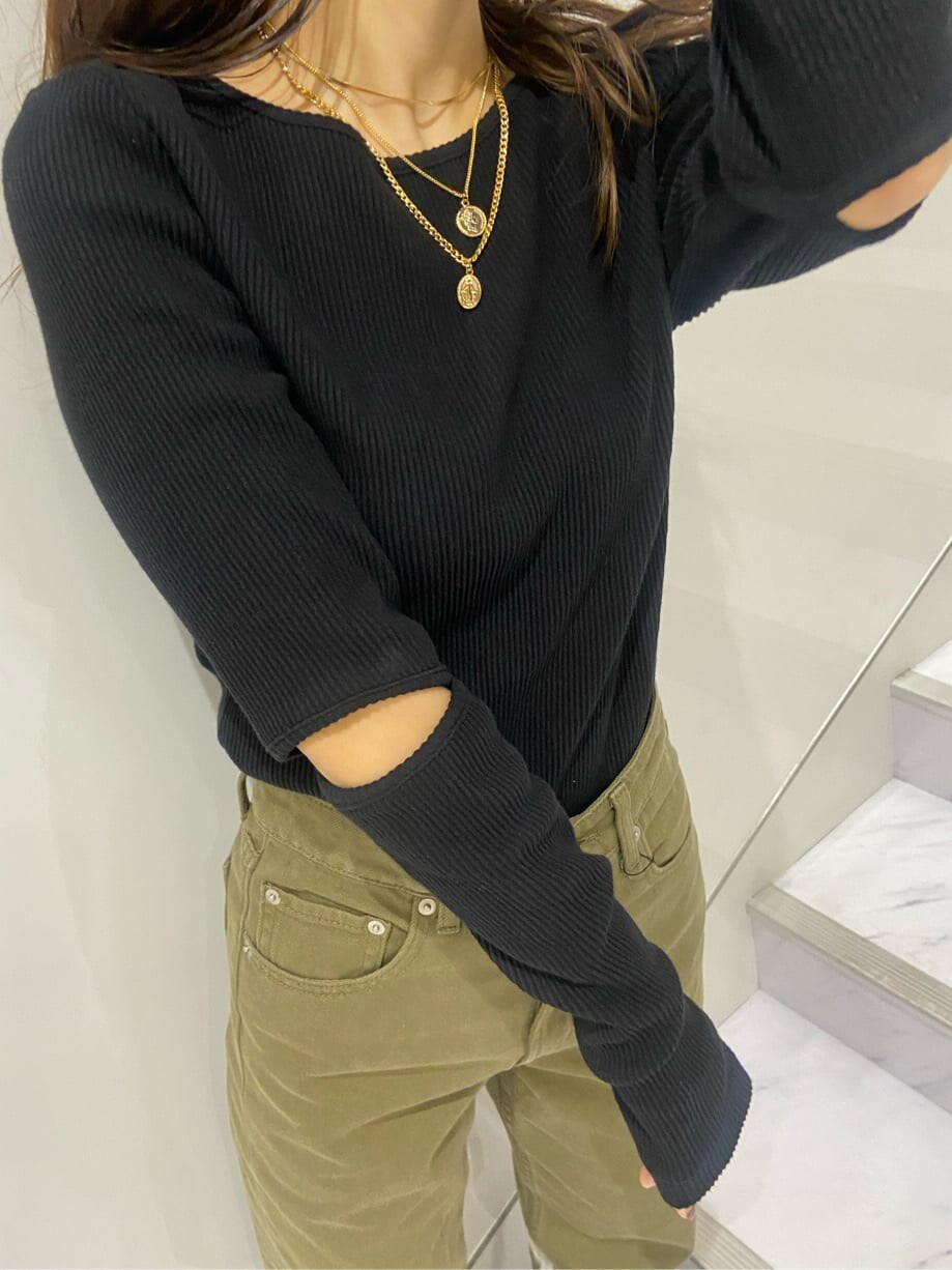 ブラック系のブーツ、ブラック系のTシャツ/カットソー、ベージュ系のデニムパンツを着用したレディースの夏コーディネートの6枚目の写真