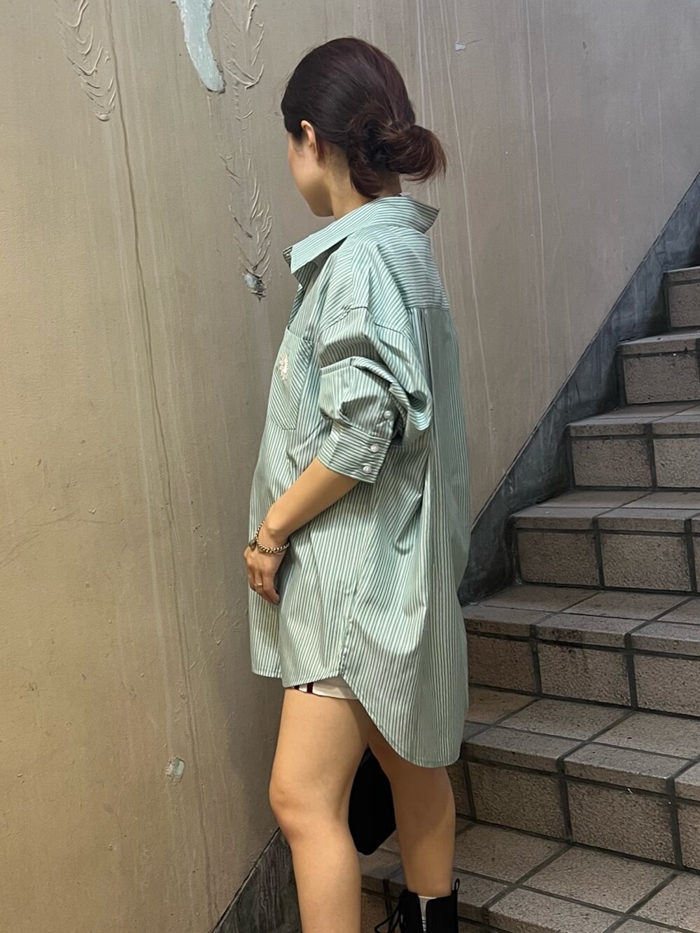 グリーン系のシャツ/ブラウス、ブラック系のブーツ、ホワイト系のその他パンツを着用したレディースの夏コーディネートの3枚目の写真