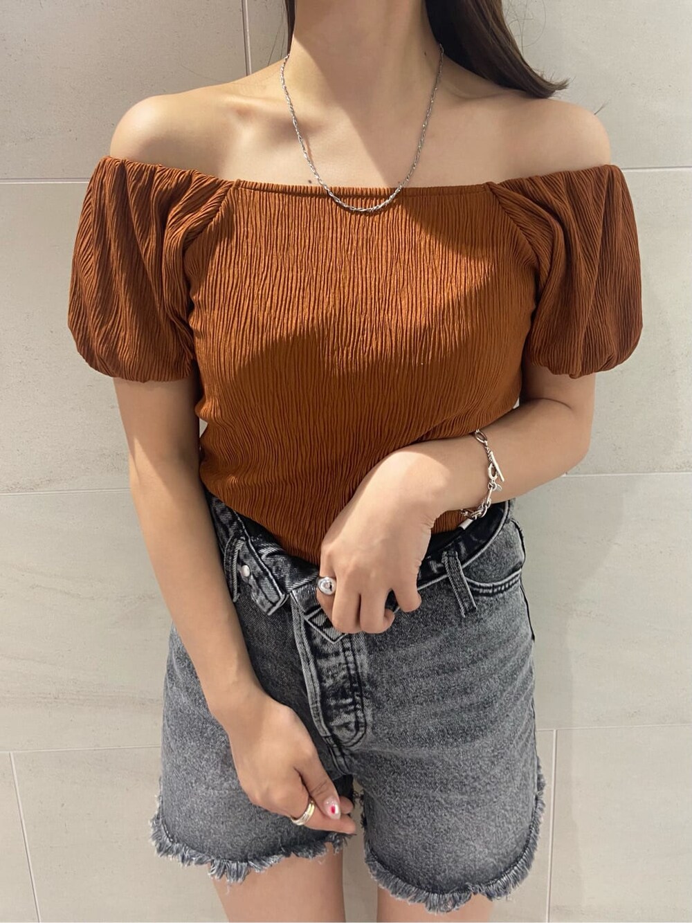 ブラック系のシャツ/ブラウス、オレンジ系のTシャツ/カットソー、ブラック系のデニムパンツを着用したレディースの夏コーディネートの4枚目の写真