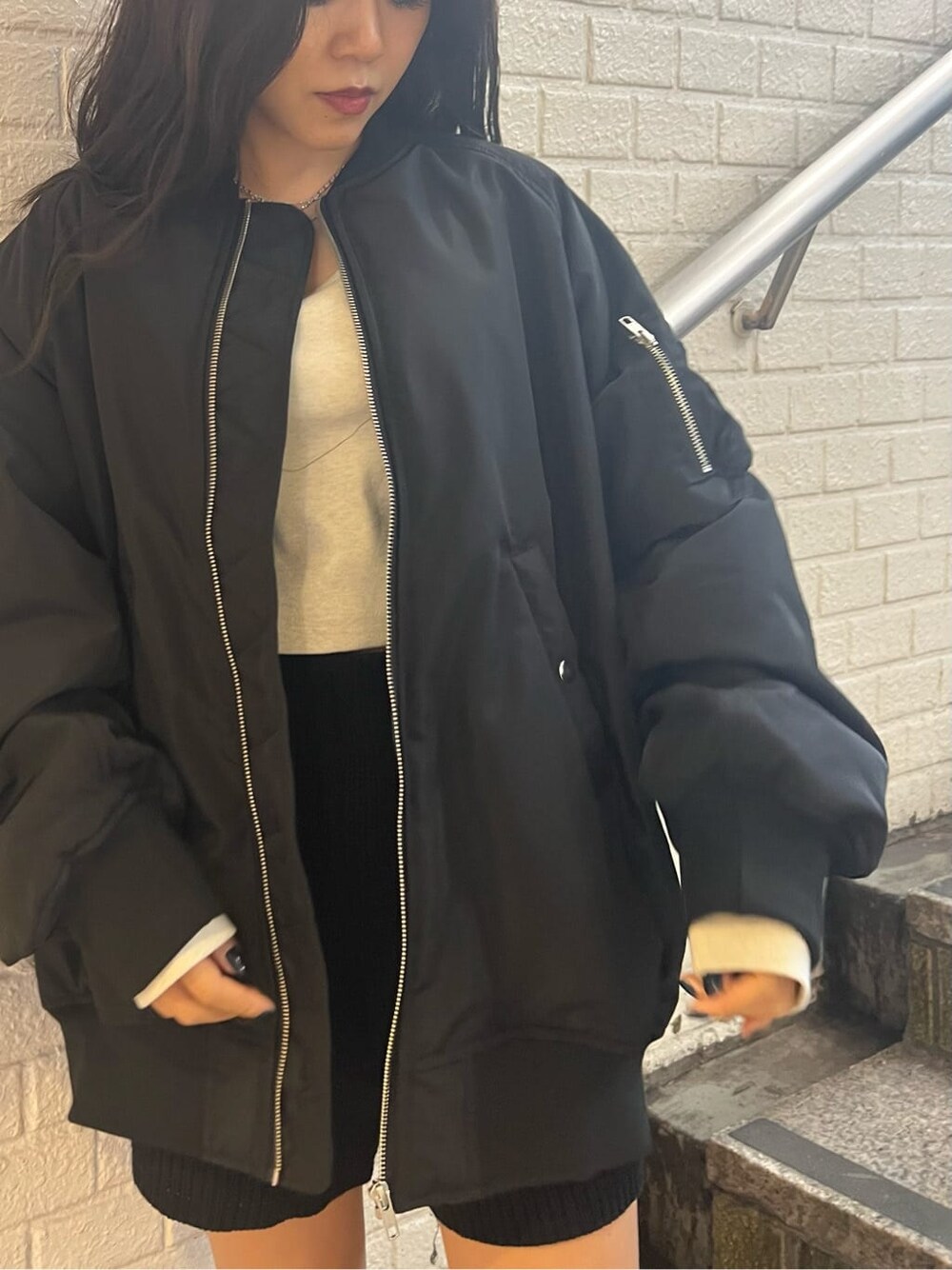 ブラック系のその他パンツ、その他のブーツ、ブラック系のMA-1を着用したレディースの秋コーディネートの4枚目の写真