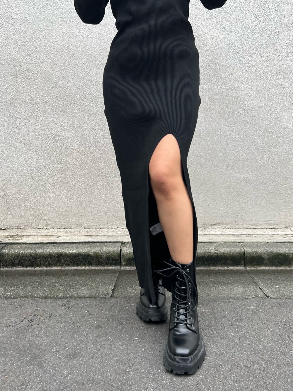 ブラック系のワンピース、ブラック系のショルダーバッグ、ブラック系のブーツを着用したレディースの秋コーディネートの3枚目の写真