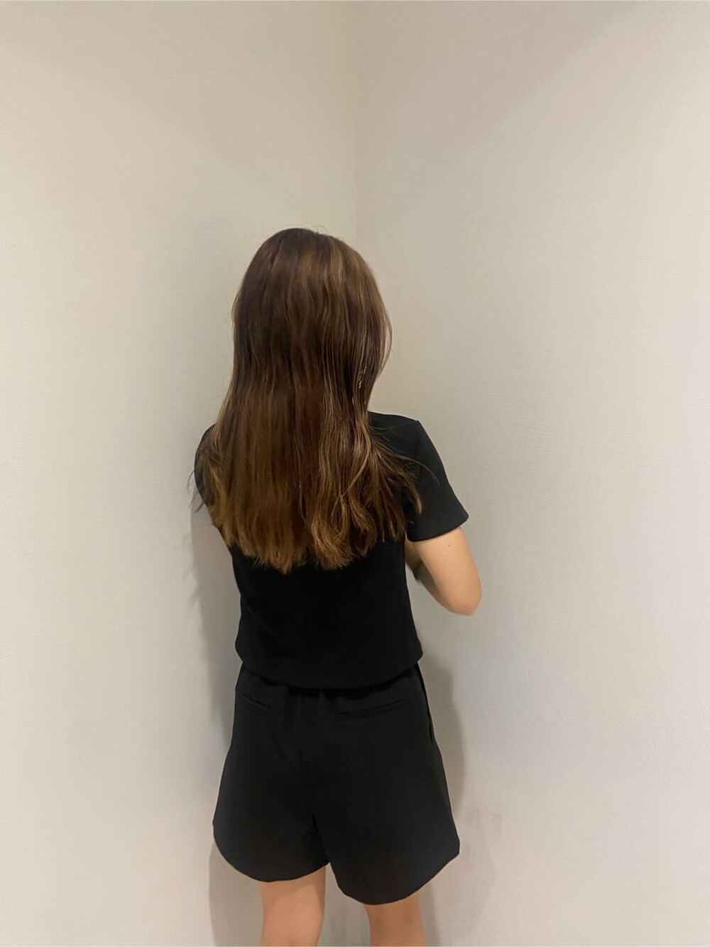 ブラック系のサンダル、ブラック系のその他パンツ、ブラック系のTシャツ/カットソーを着用したレディースの夏コーディネートの6枚目の写真