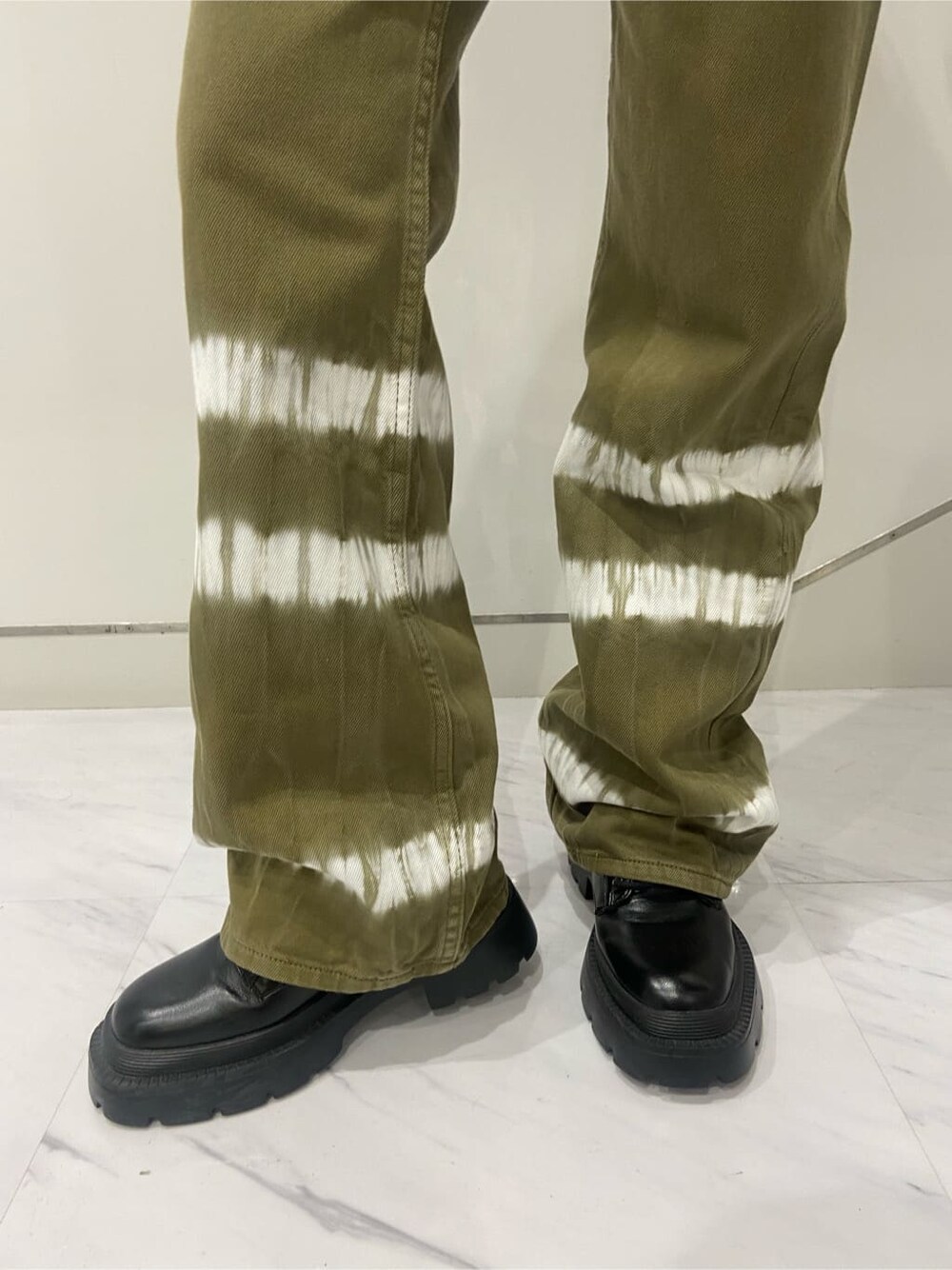 ブラック系のブーツ、ブラック系のTシャツ/カットソー、ベージュ系のデニムパンツを着用したレディースの夏コーディネートの8枚目の写真