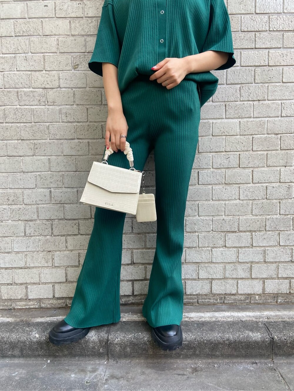 ブラック系のブーツ、グリーン系のその他パンツ、グリーン系のニット/セーターを着用したレディースの春コーディネートの5枚目の写真