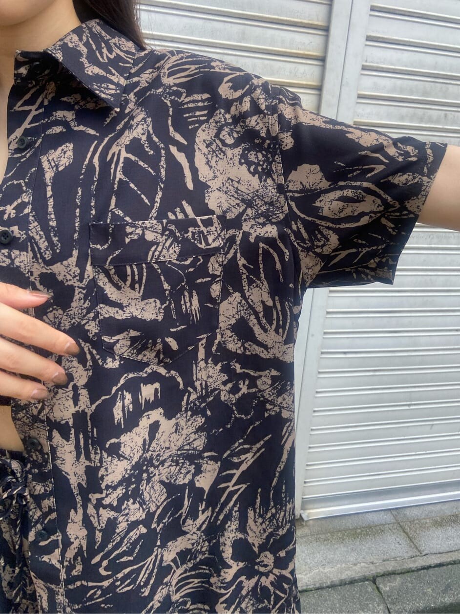 ブラック系のキャミソール、ブラック系のサンダル、ブラック系のシャツ/ブラウスを着用したレディースの夏コーディネートの7枚目の写真