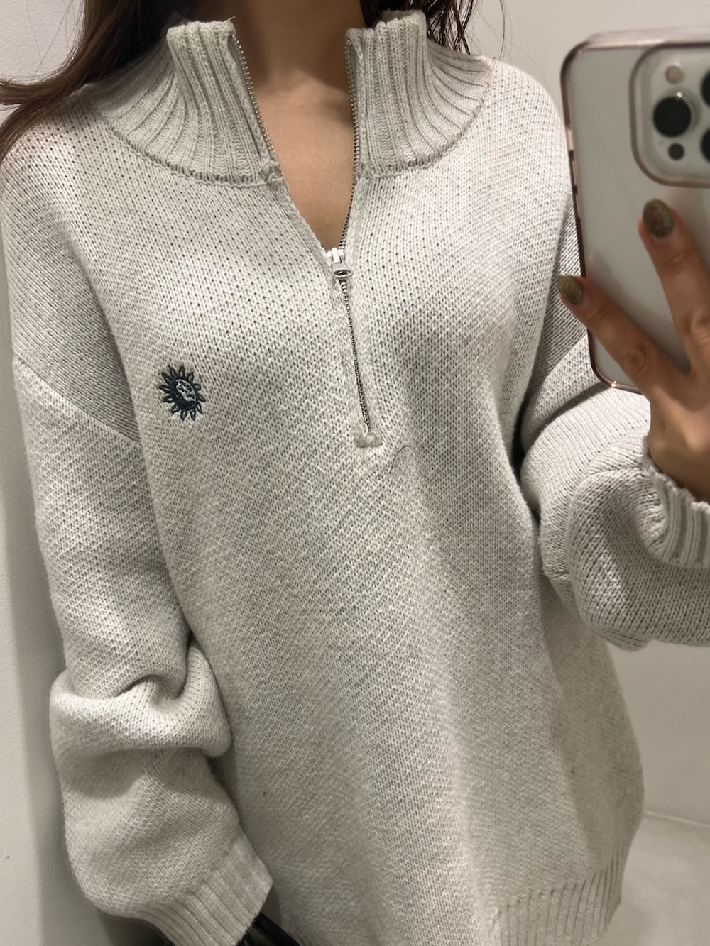 グレー系のニット/セーター、ブラック系のショルダーバッグ、ブラック系のブーツを着用したレディースの冬コーディネートの6枚目の写真