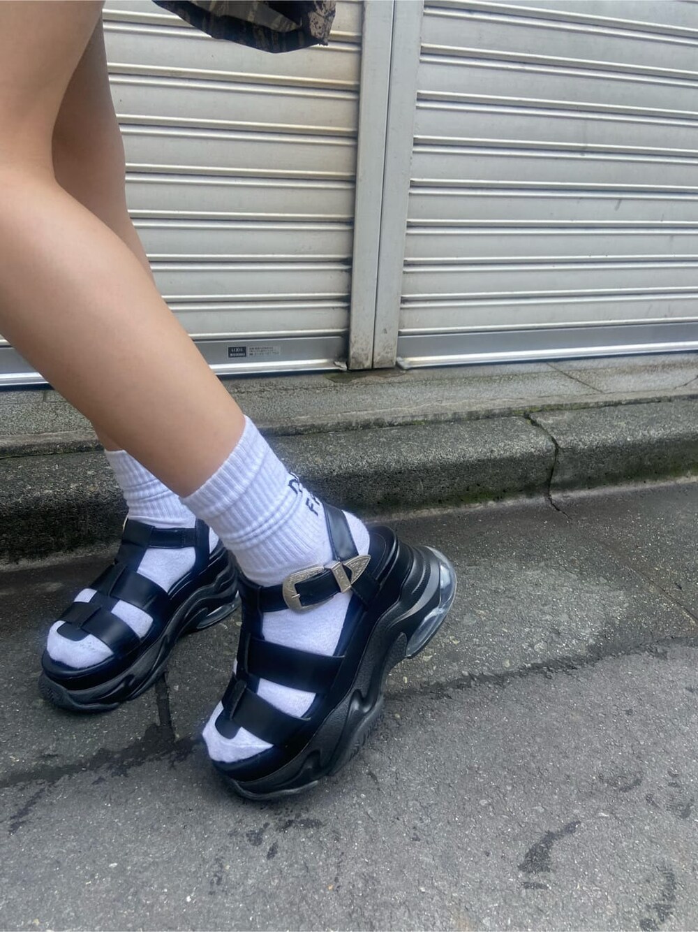 ブラック系のキャミソール、ブラック系のサンダル、ブラック系のシャツ/ブラウスを着用したレディースの夏コーディネートの8枚目の写真