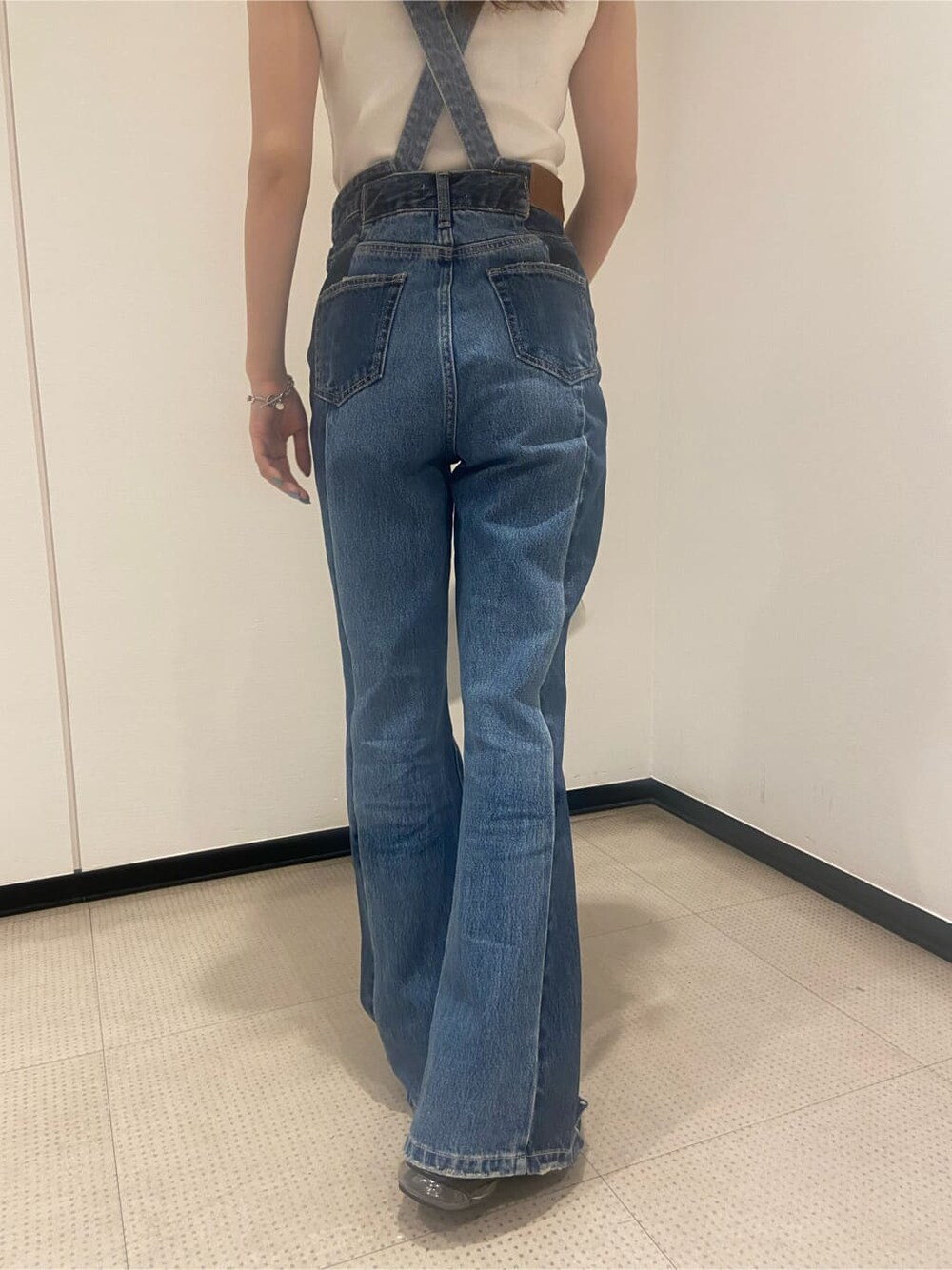 ホワイト系のタンクトップ、ブルー系のサロペット/オーバーオール、ブラック系のサンダルを着用したレディースの夏コーディネートの5枚目の写真