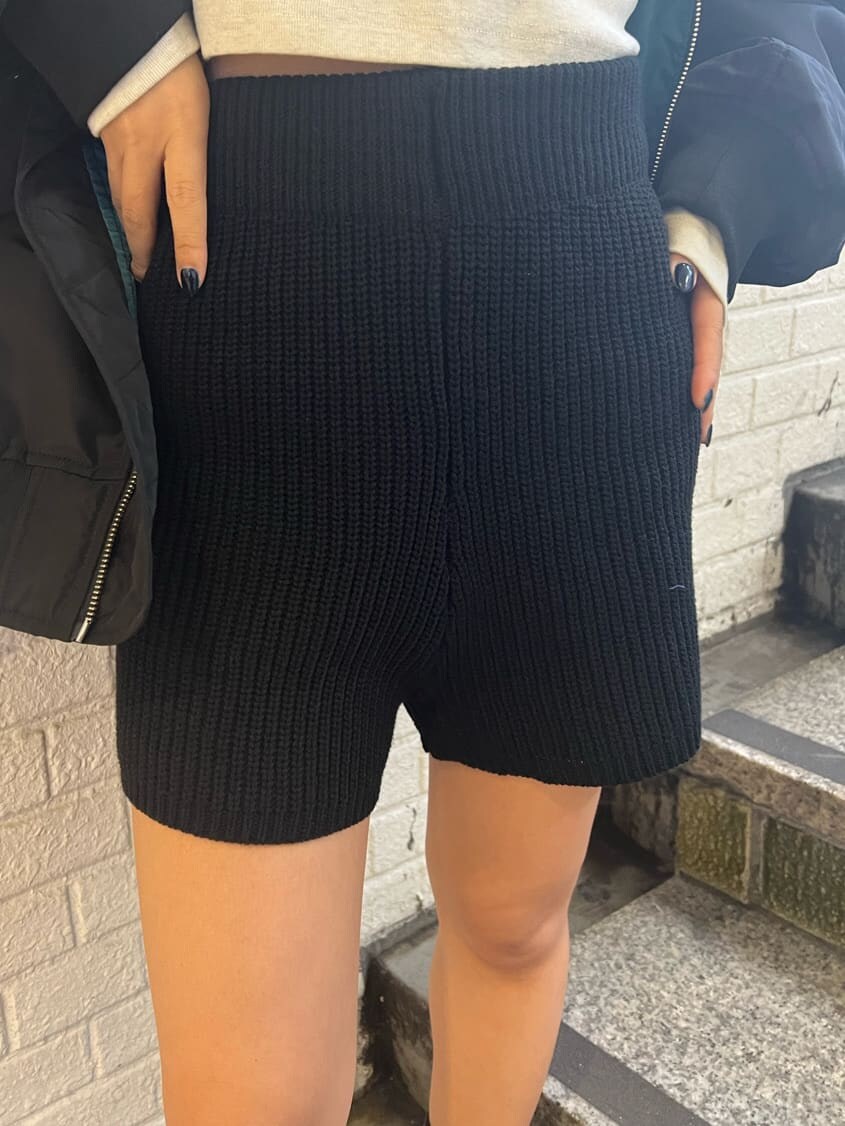 ブラック系のその他パンツ、ブラック系のニット/セーター、その他のブーツを着用したレディースの秋コーディネートの6枚目の写真