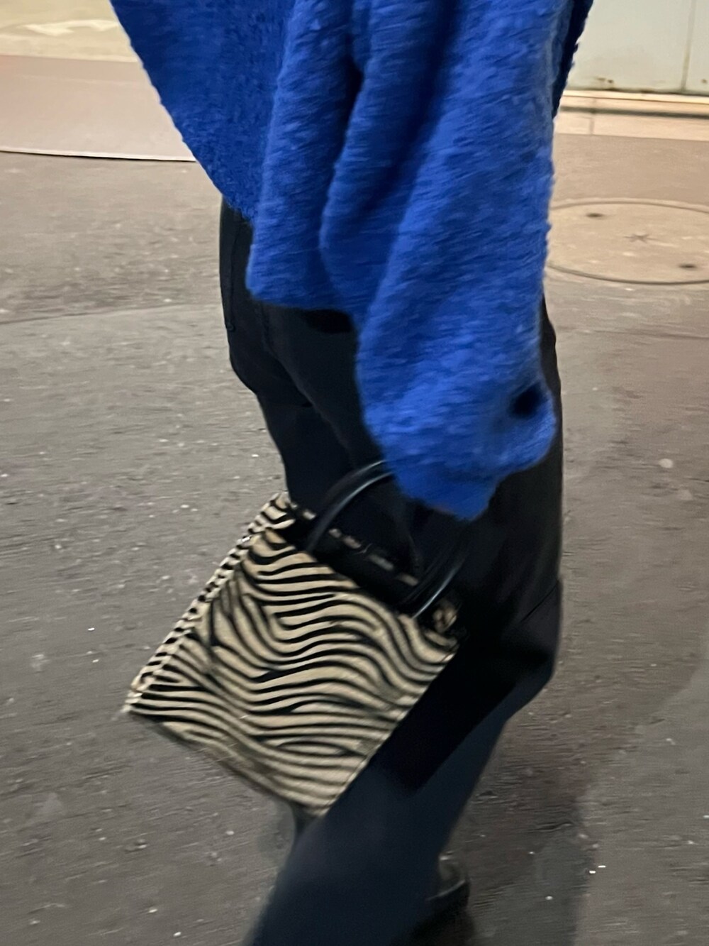 ブルー系のニット/セーター、その他のショルダーバッグ、ブラック系のデニムパンツを着用したレディースの冬コーディネートの8枚目の写真