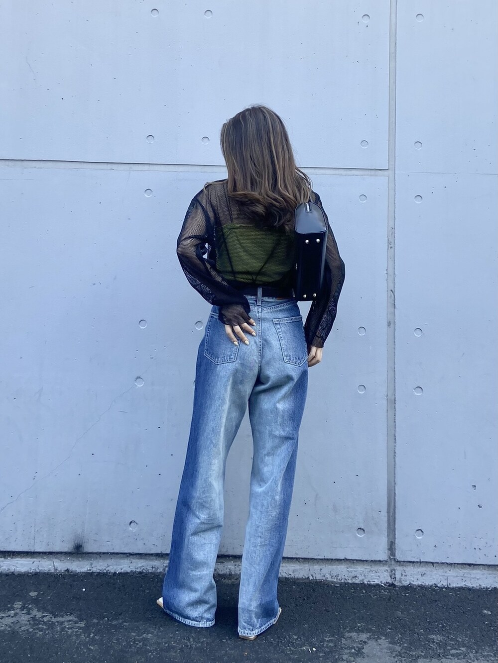 ブラック系のボストンバッグ、グリーン系のキャミソール、ブラック系のTシャツ/カットソーを着用したレディースの春コーディネートの2枚目の写真