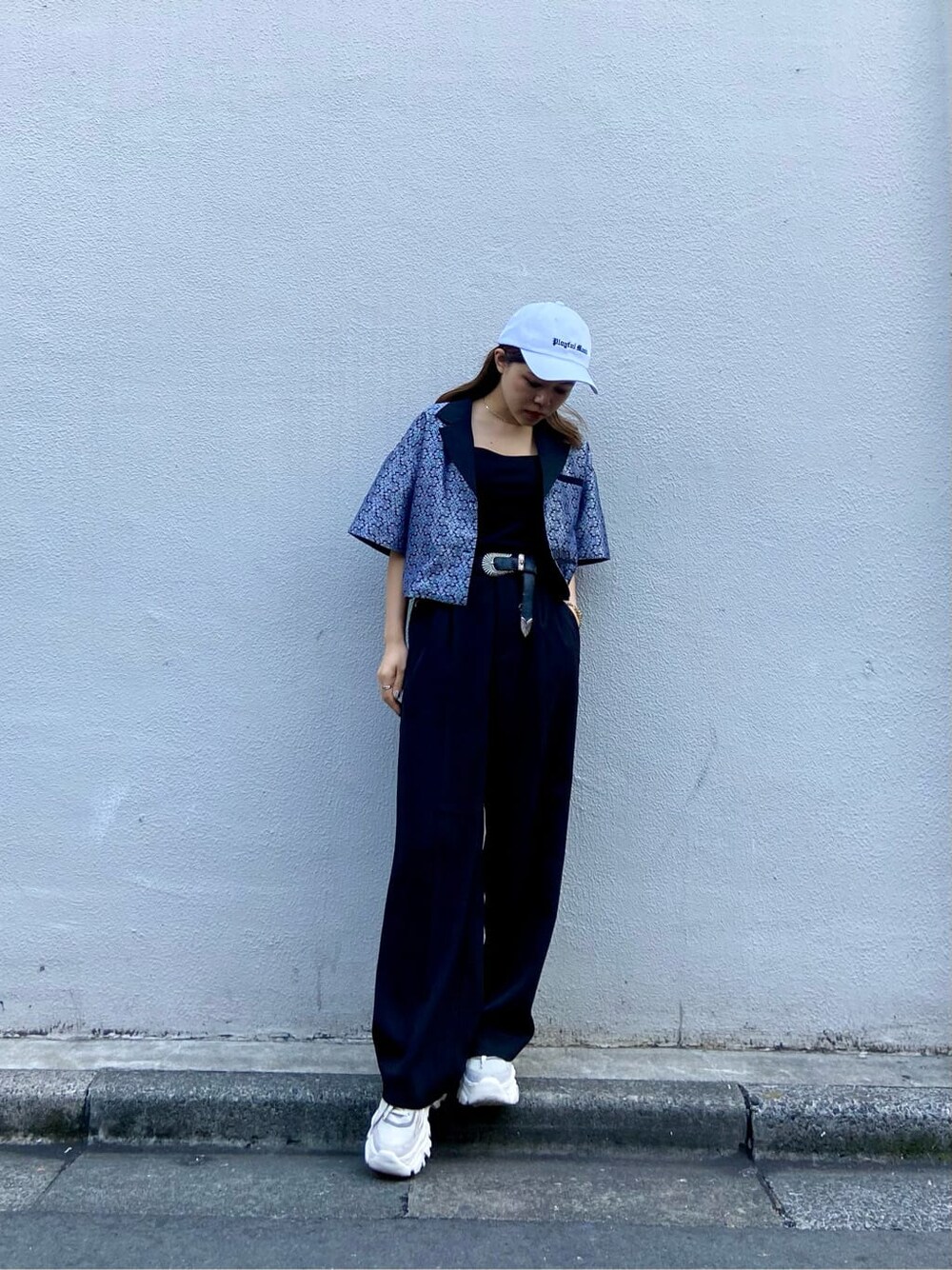 ブラック系のスラックス、ブラック系のタンクトップ、ブラック系のシャツ/ブラウスを着用したレディースの春コーディネートの2枚目の写真