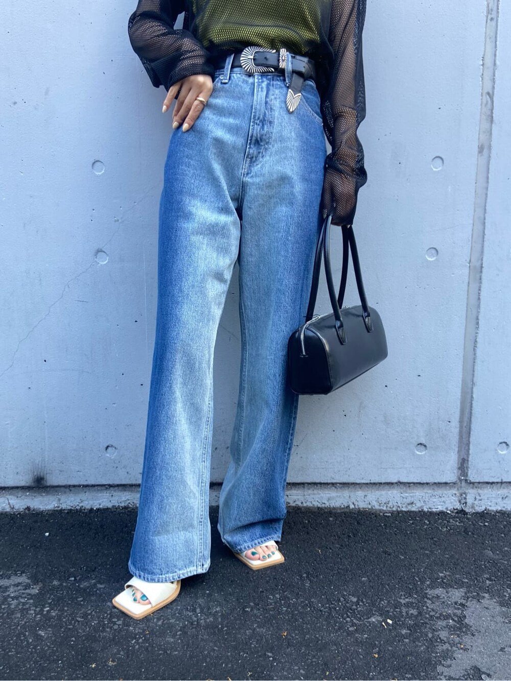 ブラック系のボストンバッグ、グリーン系のキャミソール、ブラック系のTシャツ/カットソーを着用したレディースの春コーディネートの7枚目の写真