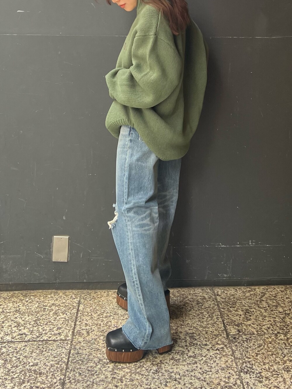 ブルー系のデニムパンツ、ブラック系のサンダル、グリーン系のニット/セーターを着用したレディースの夏コーディネートの4枚目の写真