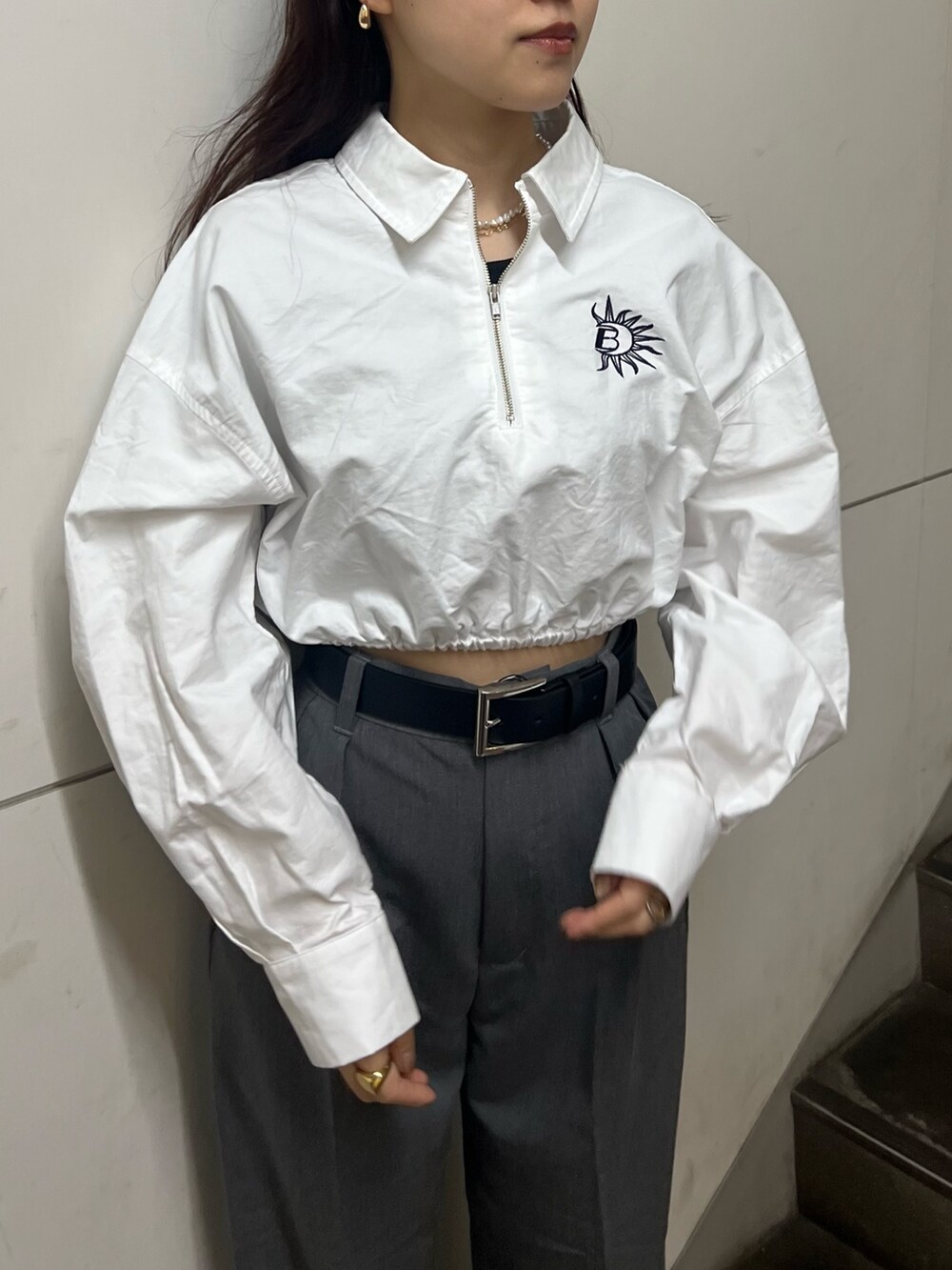 グレー系のその他パンツ、ブラック系のブーツ、ホワイト系のシャツ/ブラウスを着用したレディースの春コーディネートの4枚目の写真