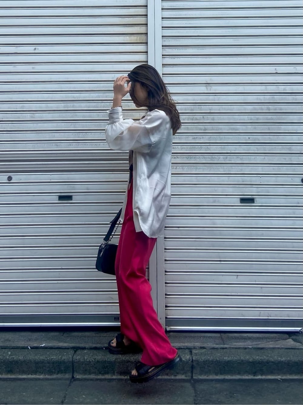 ホワイト系のシャツ/ブラウス、ブラック系のタンクトップ、レッド系のスラックスを着用したレディースの春コーディネートの3枚目の写真