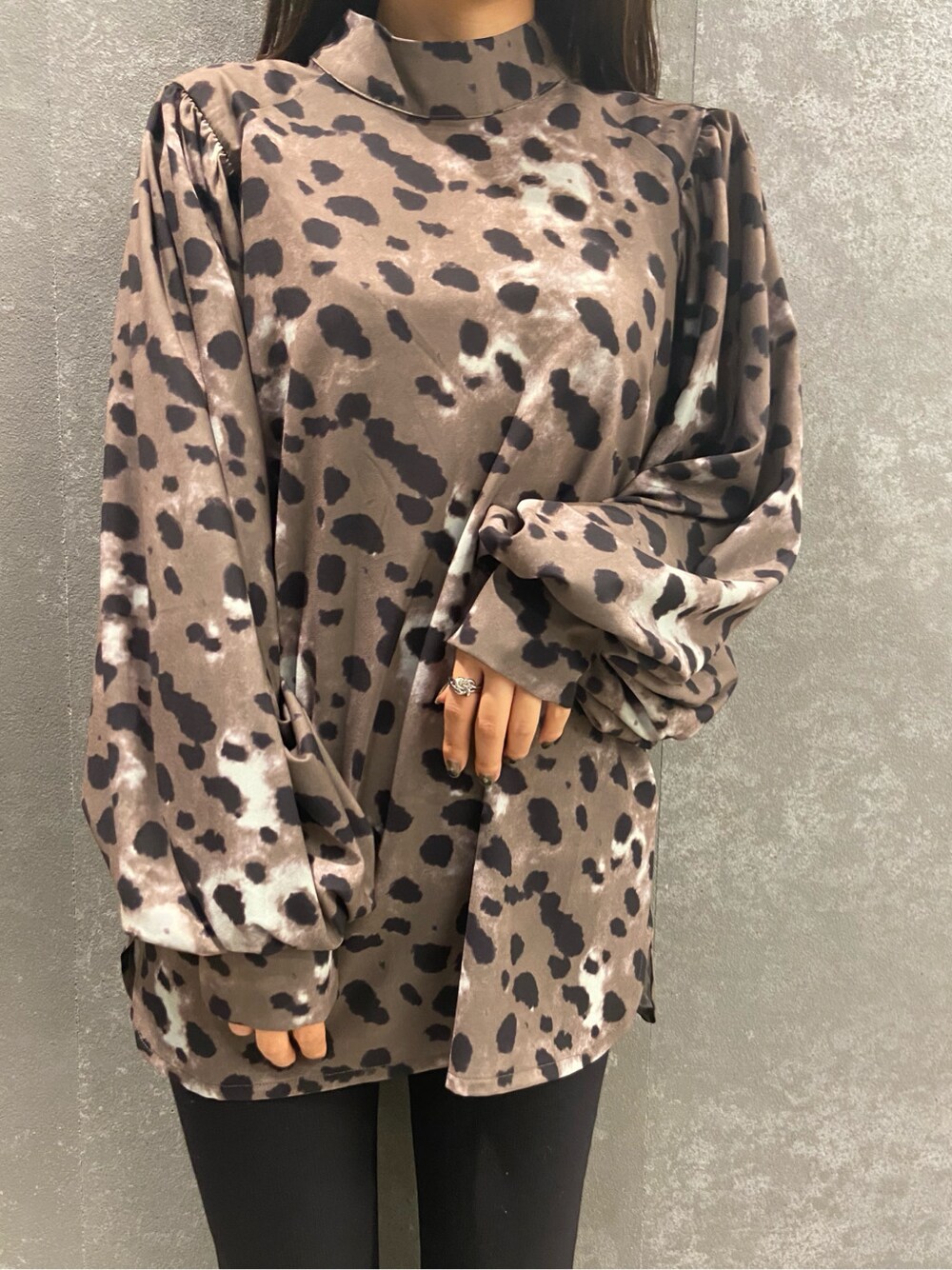 ブラック系のその他パンツ、その他のTシャツ/カットソーを着用したレディースの秋コーディネートの3枚目の写真