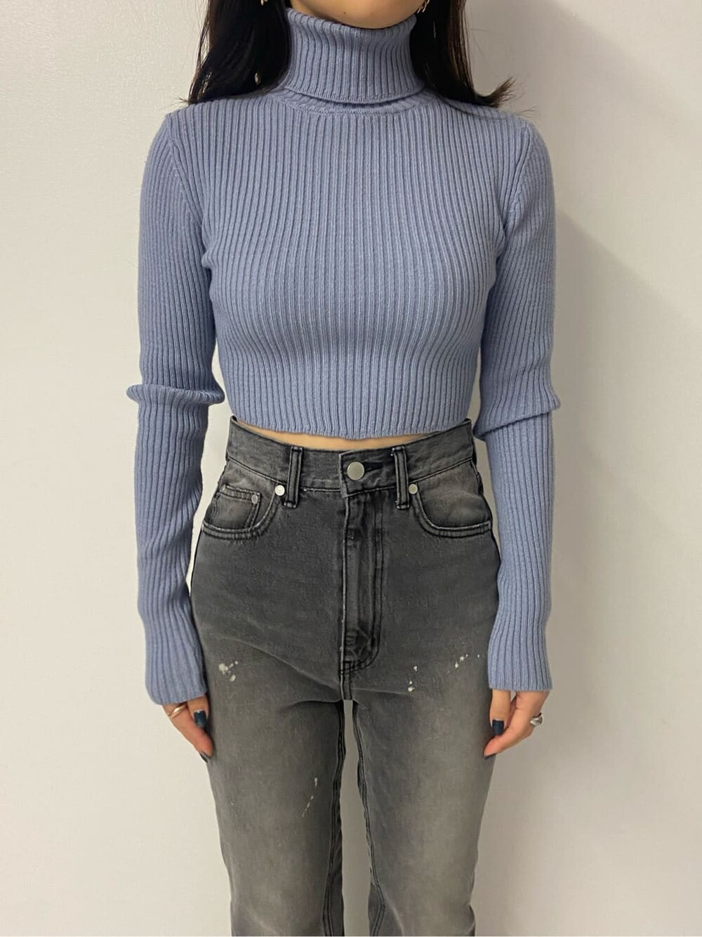 ブルー系のニット/セーター、ブラック系のローファー、グレー系のデニムパンツを着用したレディースの冬コーディネートの2枚目の写真