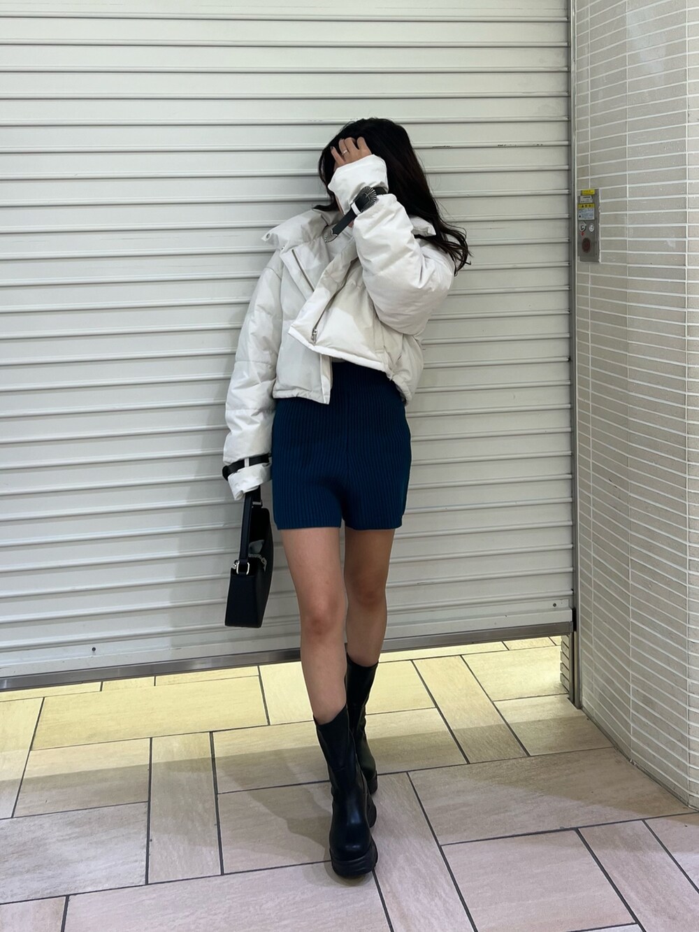 ブルー系のその他パンツ、ホワイト系のTシャツ/カットソー、ホワイト系のダウンジャケット/コートを着用したレディースの秋コーディネートの2枚目の写真