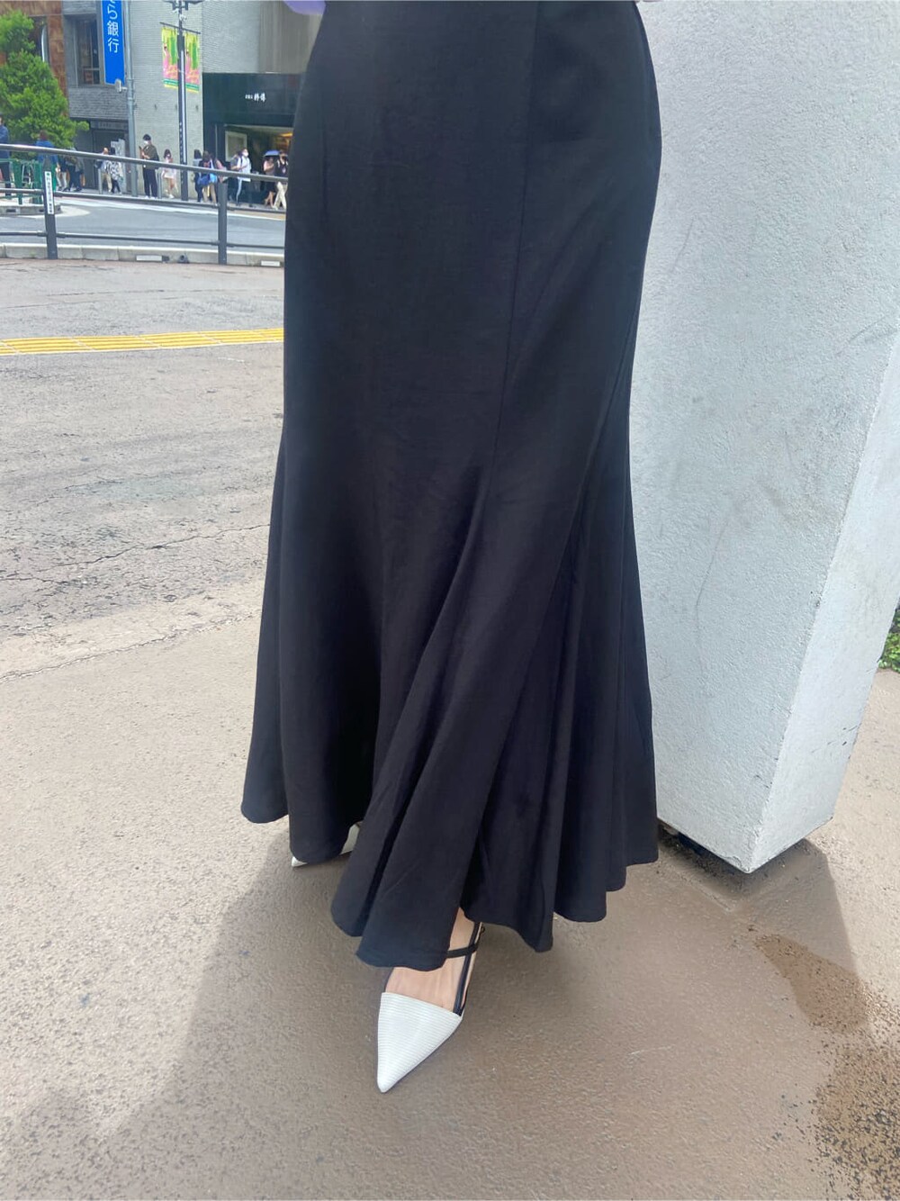 ホワイト系のサンダル、パープル系のショルダーバッグ、ブラック系のTシャツ/カットソーを着用したレディースの春コーディネートの7枚目の写真