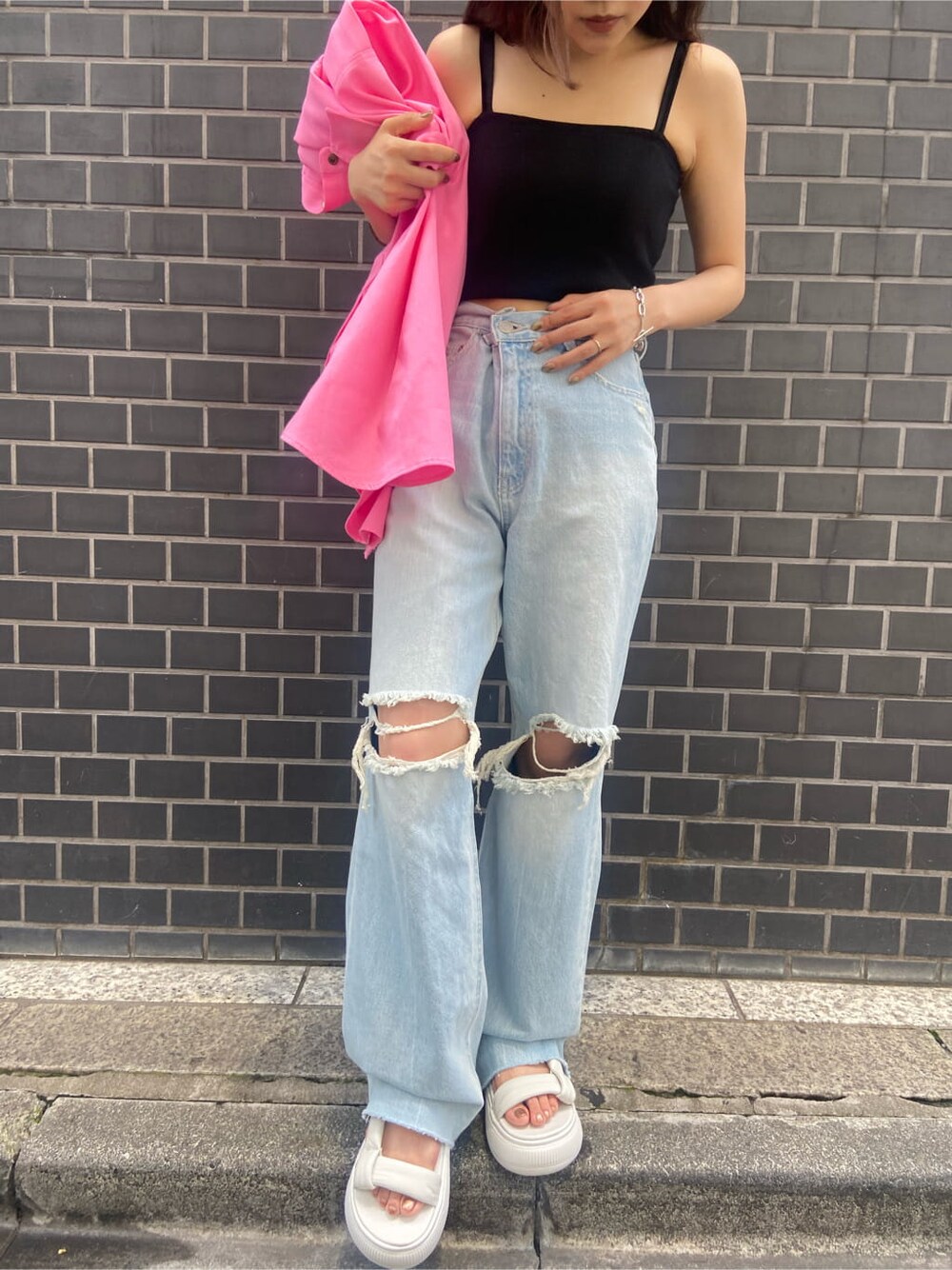 ブラック系のキャミソール、ピンク系のシャツ/ブラウス、ブルー系のデニムパンツを着用したレディースの夏コーディネートの4枚目の写真