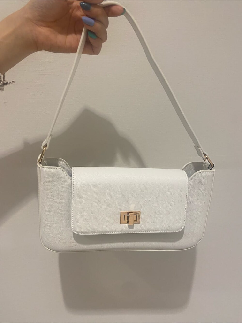 ホワイト系のタンクトップ、ブルー系のサロペット/オーバーオール、ブラック系のサンダルを着用したレディースの夏コーディネートの9枚目の写真