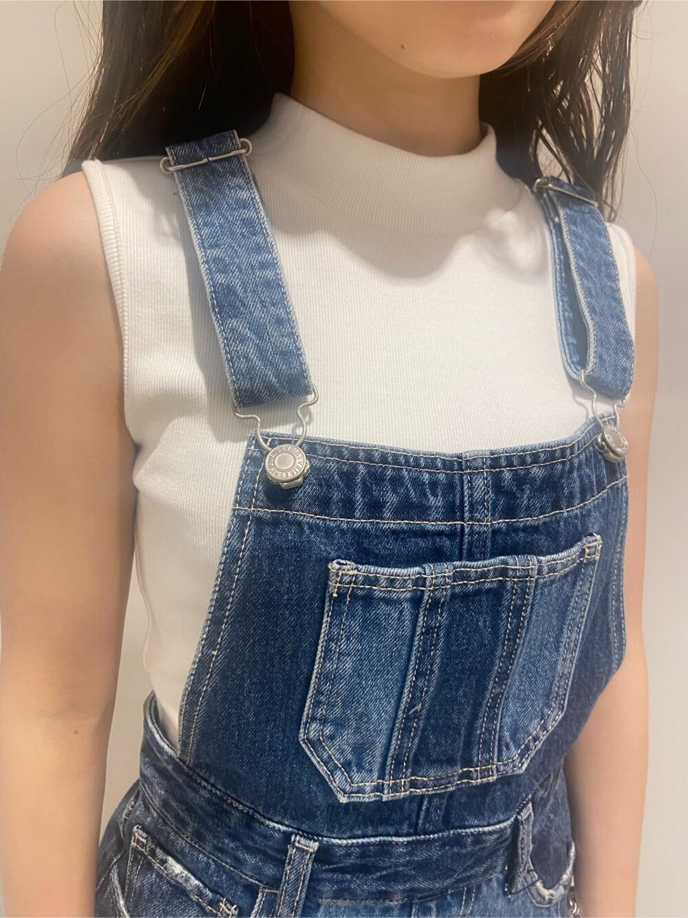 ホワイト系のタンクトップ、ブルー系のサロペット/オーバーオール、ブラック系のサンダルを着用したレディースの夏コーディネートの7枚目の写真