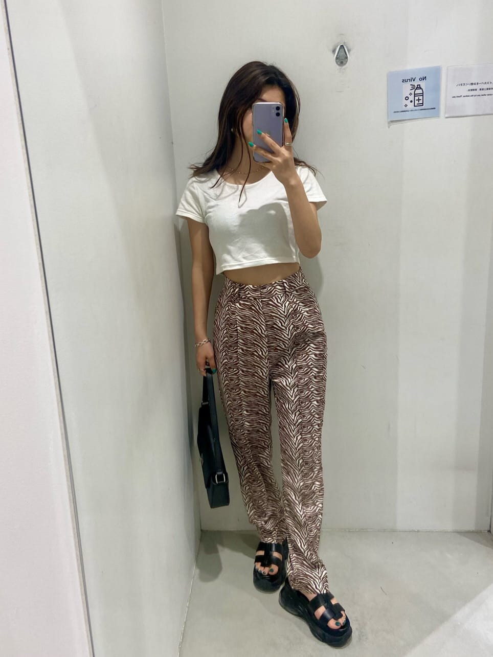 ホワイト系のTシャツ/カットソー、ブラック系のサンダル、その他のその他パンツを着用したレディースの春コーディネートの2枚目の写真