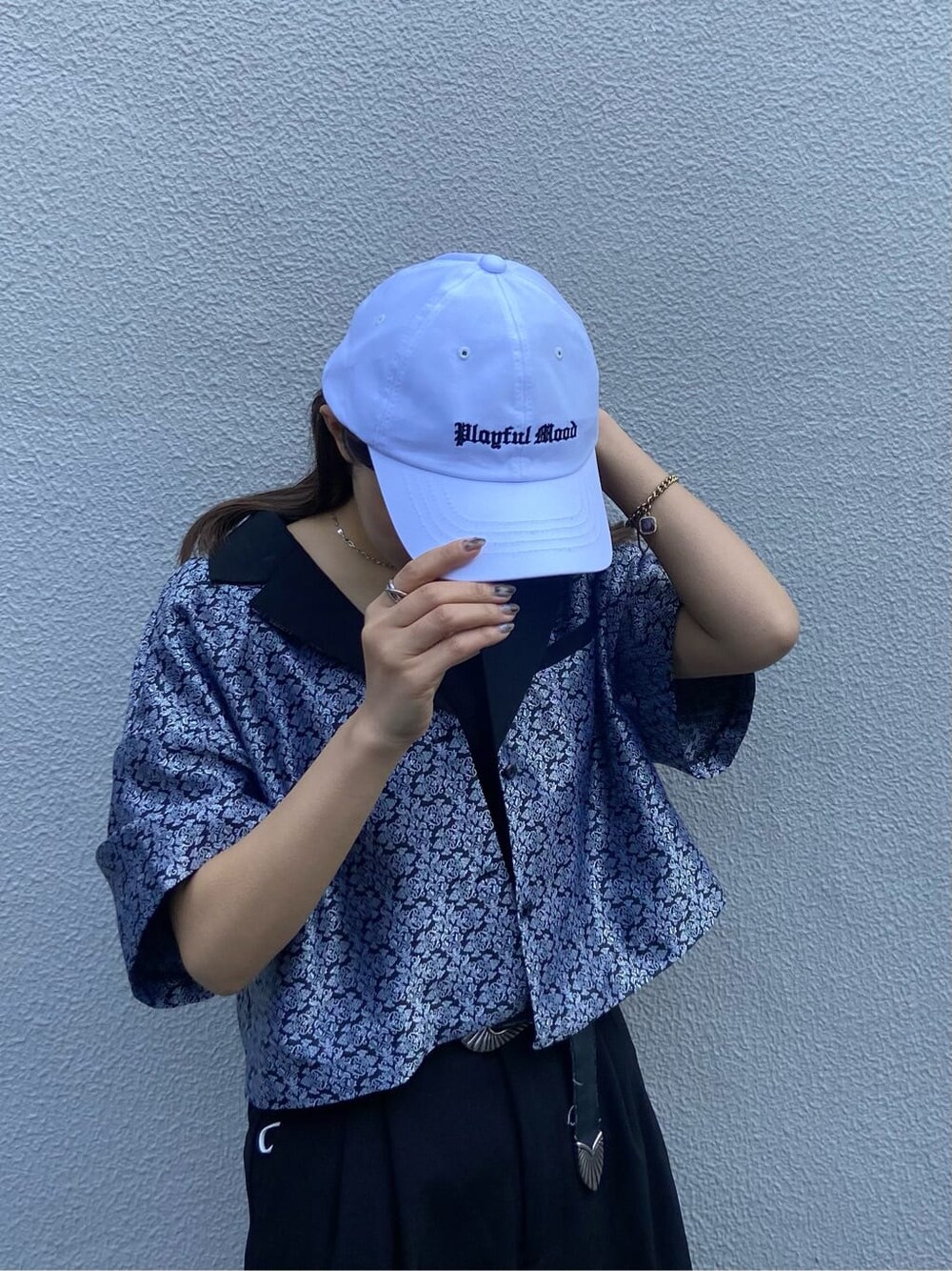 ブラック系のスラックス、ブラック系のタンクトップ、ブラック系のシャツ/ブラウスを着用したレディースの春コーディネートの6枚目の写真