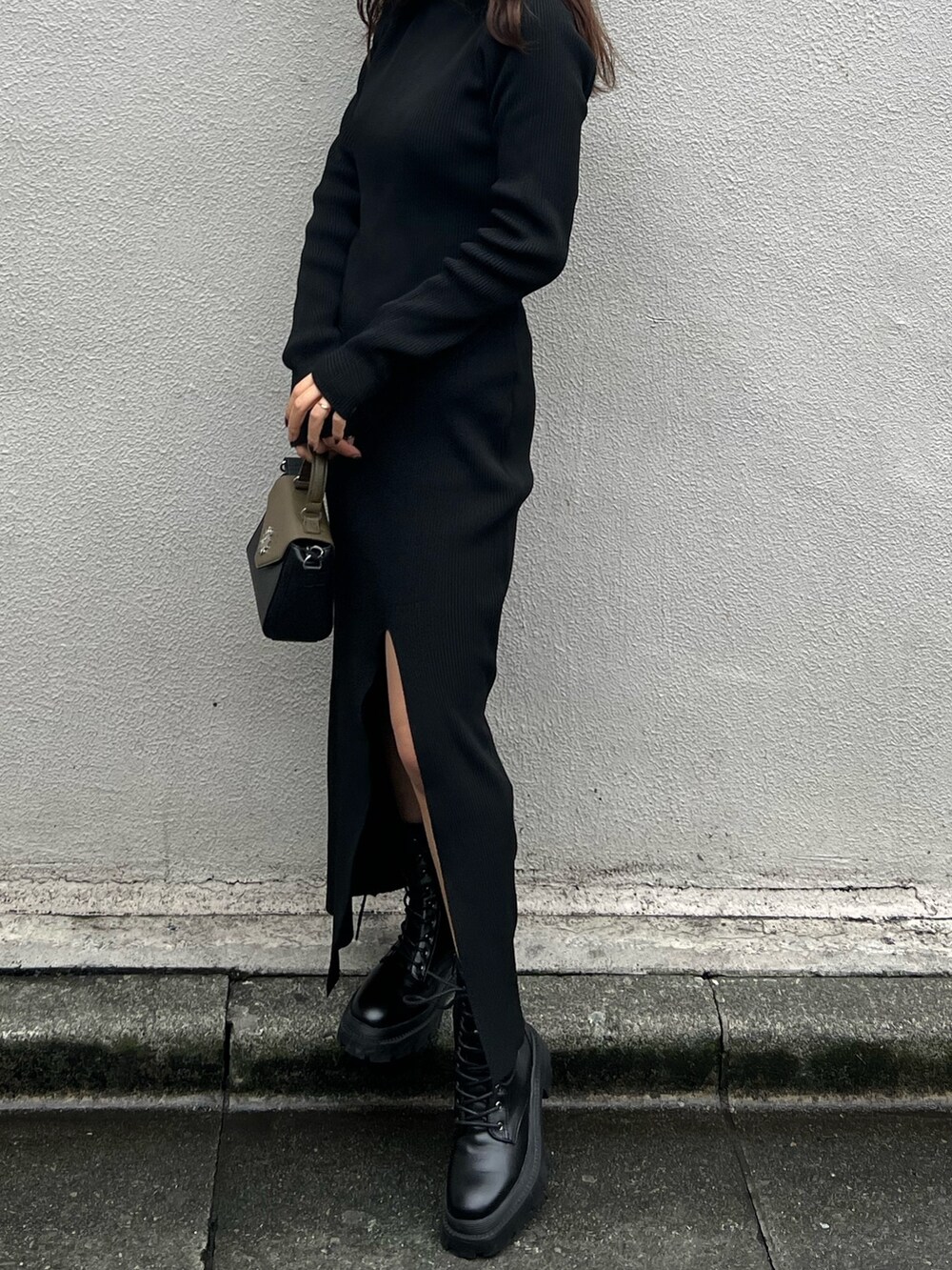 ブラック系のワンピース、ブラック系のショルダーバッグ、ブラック系のブーツを着用したレディースの秋コーディネートの7枚目の写真