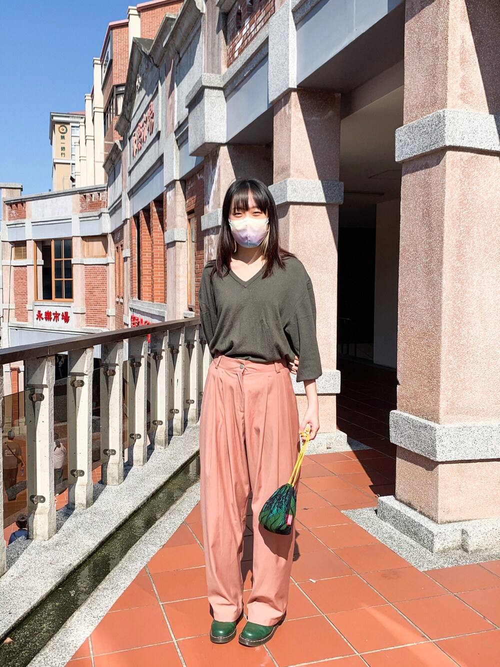 「Dr.Martens、green、ootd、オーダーメイド、復古、包包、永樂市場、永樂市場三樓」｜「永樂市場·三樓訂製のアイテム（ポーチ、グリーン系）」を使った、永樂市場·三樓訂製さん（レディース・172cm）の秋コーディネートの2枚目の写真