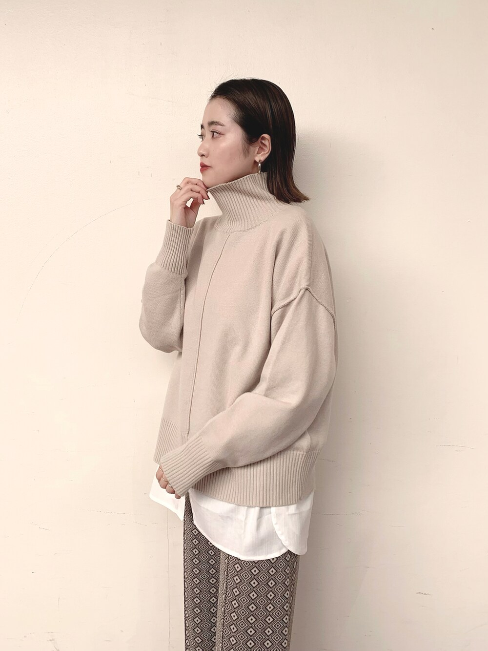 ホワイト系のニット/セーター、ホワイト系のシャツ/ブラウス、ホワイト系のその他パンツを着用したレディースの秋コーディネートの2枚目の写真