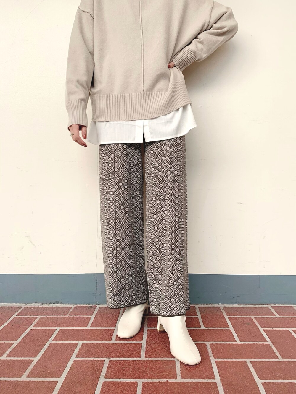 ホワイト系のニット/セーター、ホワイト系のシャツ/ブラウス、ホワイト系のその他パンツを着用したレディースの秋コーディネートの3枚目の写真