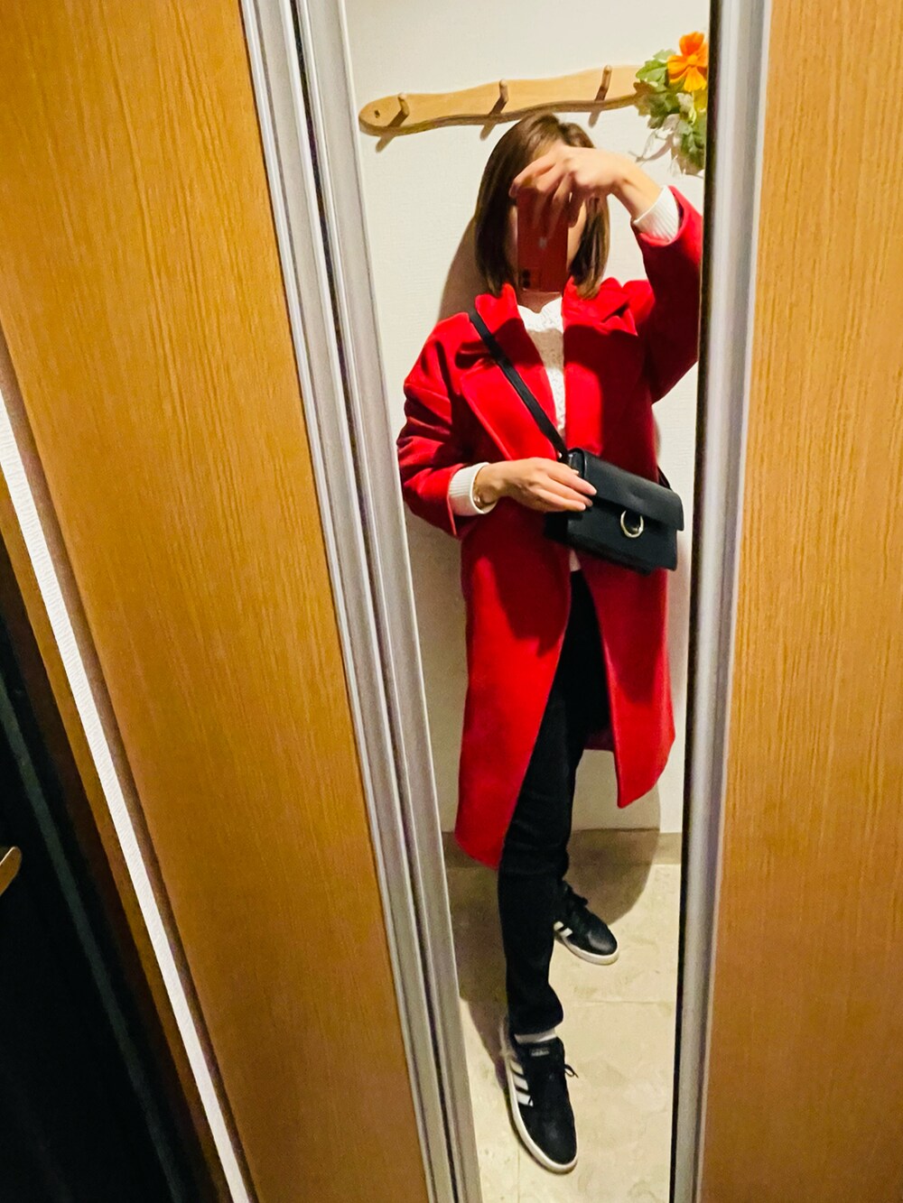 レッド系のジャケット/アウター、ブラック系のスニーカーを着用したレディースの秋コーディネートの2枚目の写真