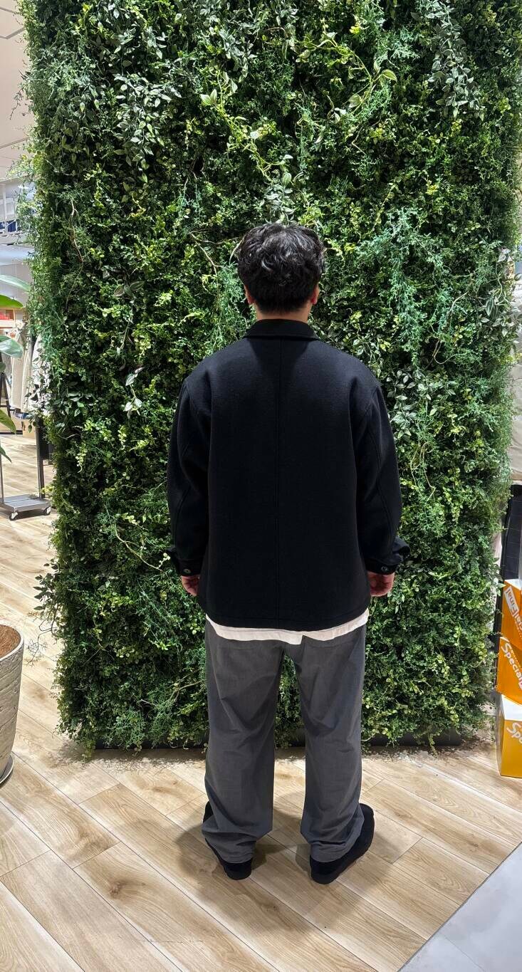 グレー系のその他パンツ、ブラック系のブルゾンを着用したメンズの冬コーディネートの3枚目の写真