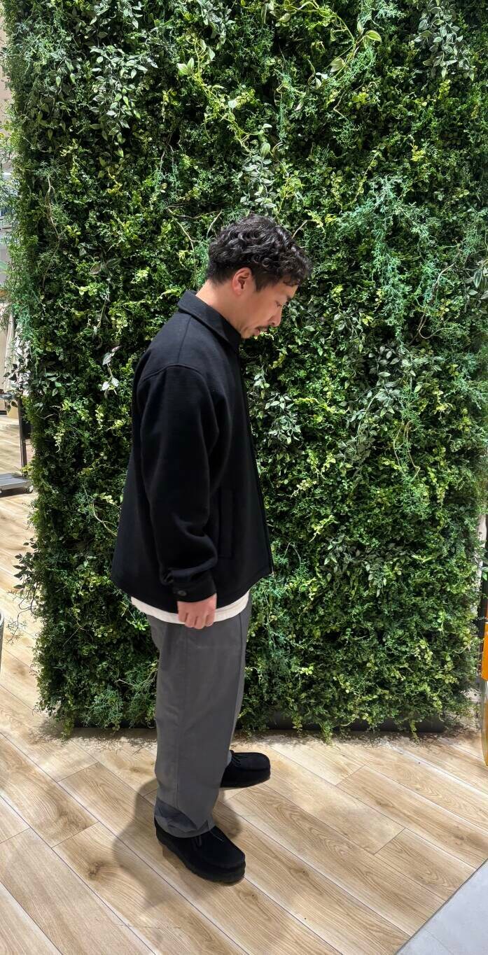 グレー系のその他パンツ、ブラック系のブルゾンを着用したメンズの冬コーディネートの2枚目の写真