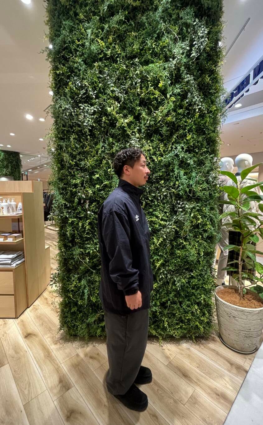 ブルー系のその他アウターを着用したメンズの秋コーディネートの2枚目の写真