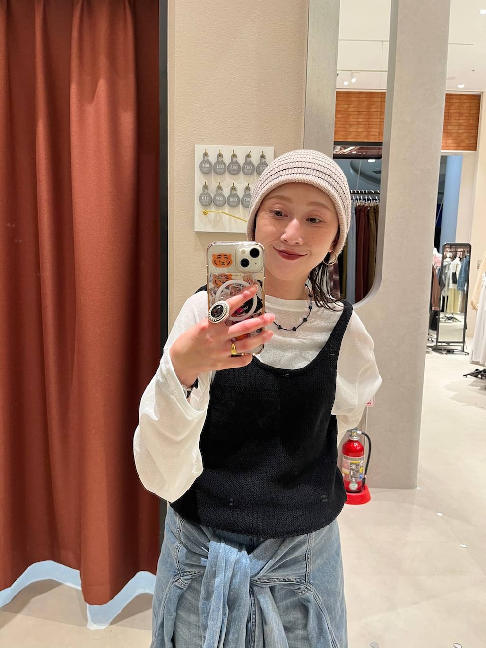 ホワイト系のTシャツ/カットソー、ブルー系のシャツ/ブラウス、ブルー系のデニムパンツを着用したレディースの春コーディネートの4枚目の写真