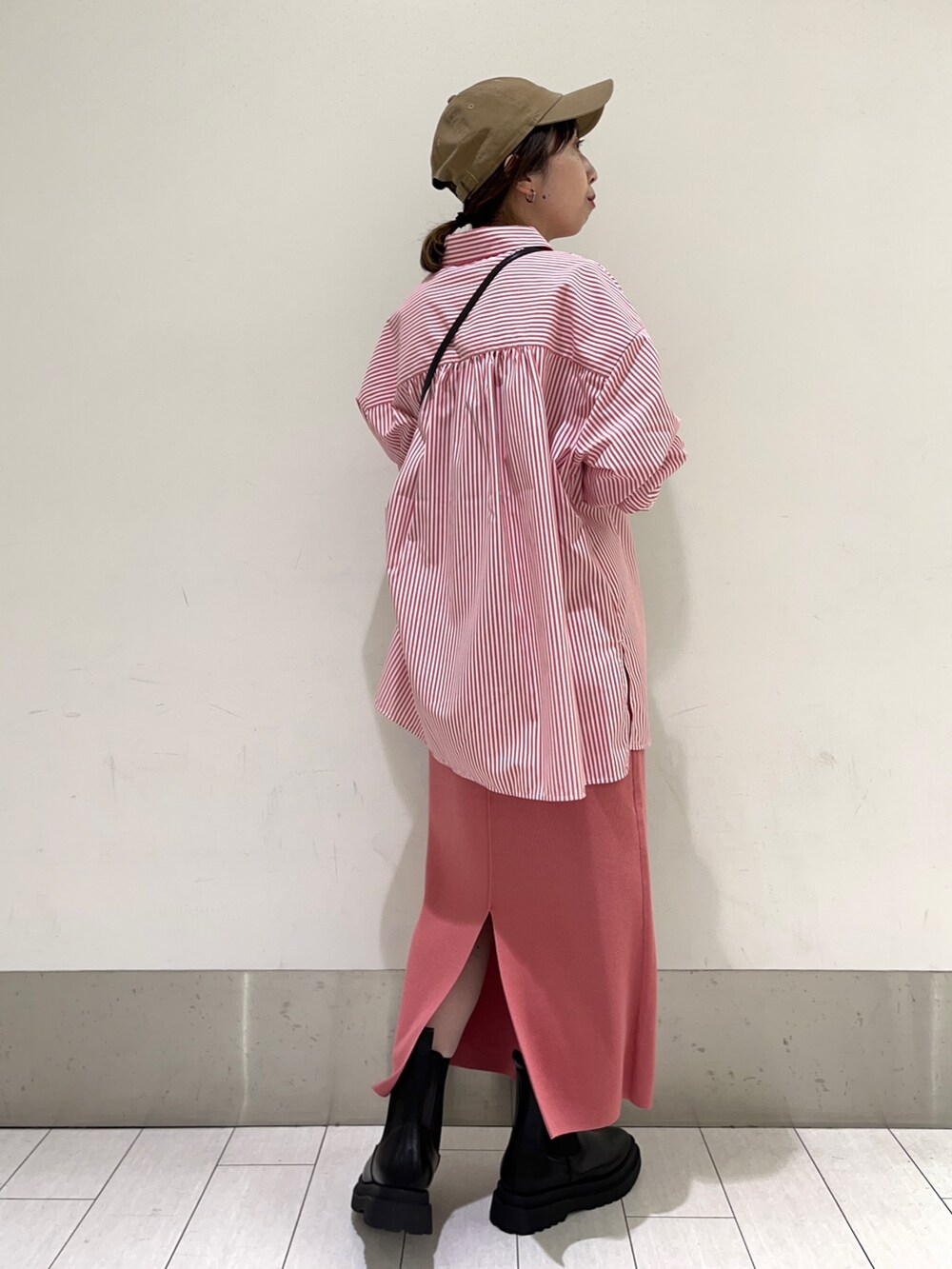 ブラック系のショルダーバッグ、その他のシューズ、ピンク系のスカートを着用したレディースの秋コーディネートの3枚目の写真