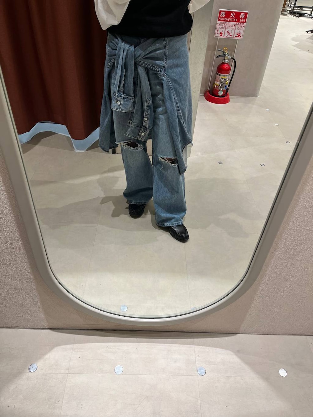 ホワイト系のTシャツ/カットソー、ブルー系のシャツ/ブラウス、ブルー系のデニムパンツを着用したレディースの春コーディネートの5枚目の写真