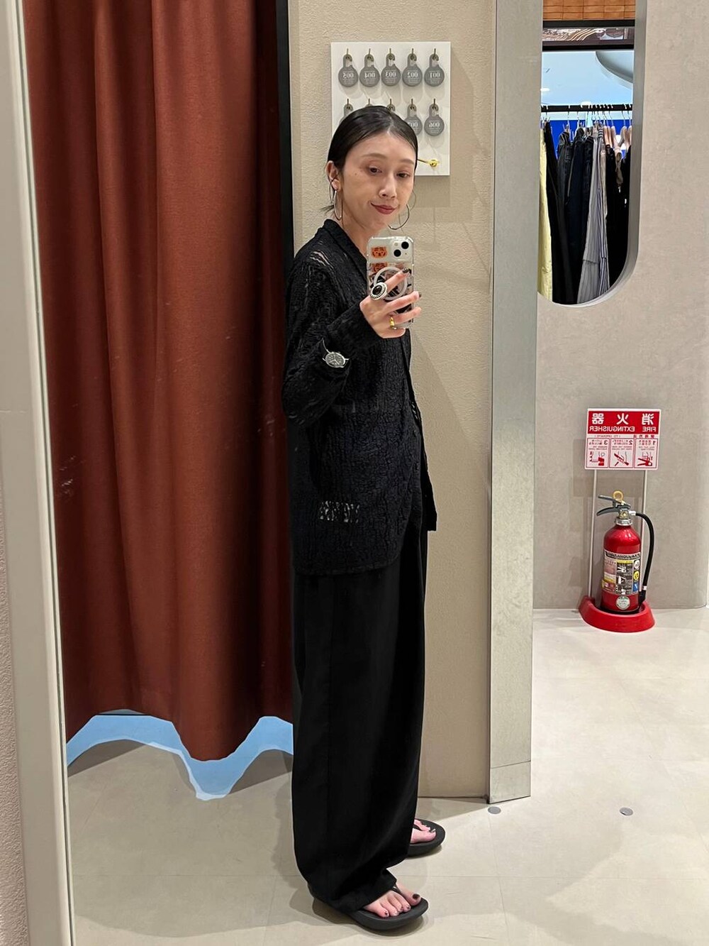 ブラック系のその他パンツ、ブラック系のTシャツ/カットソーを着用したレディースの夏コーディネートの2枚目の写真