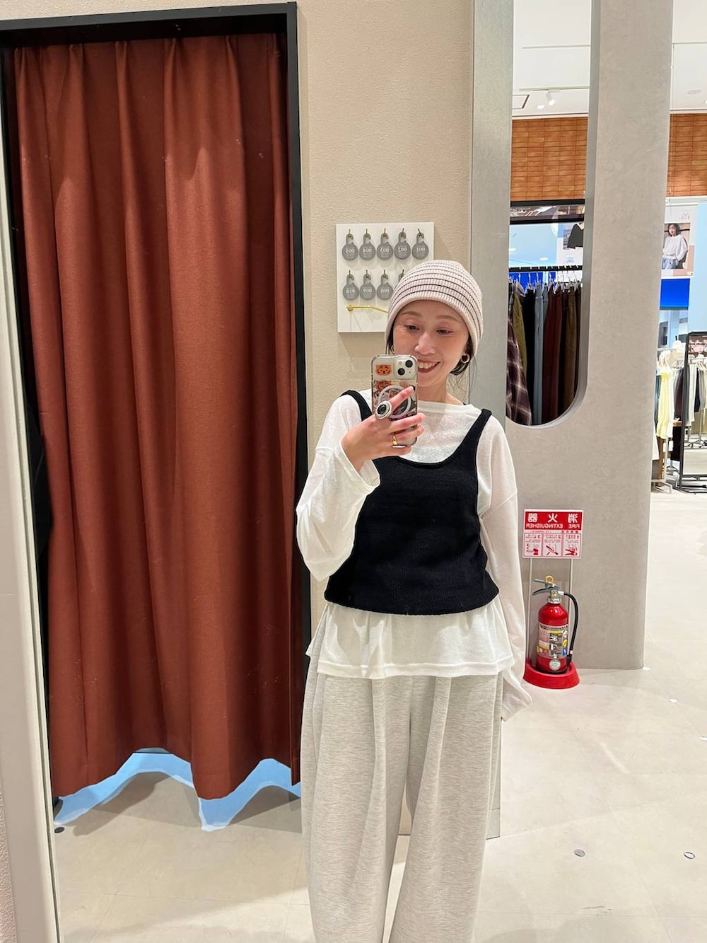 グレー系のスウェットパンツ、ホワイト系のTシャツ/カットソー、ブラック系のローファーを着用したレディースの春コーディネートの4枚目の写真