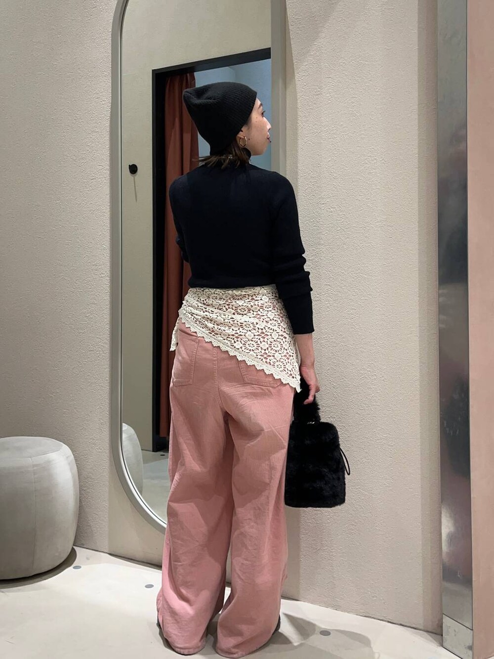 ブラック系のニット/セーター、ブラック系のショルダーバッグ、ピンク系のその他パンツを着用したレディースの冬コーディネートの3枚目の写真