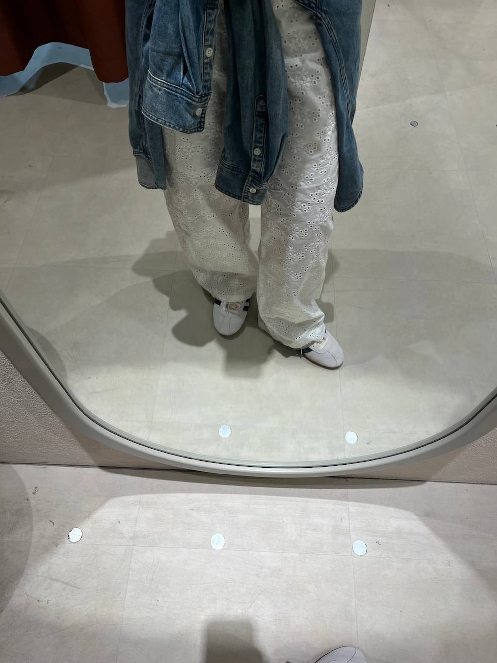 ホワイト系のTシャツ/カットソー、ブルー系のシャツ/ブラウス、ホワイト系のその他パンツを着用したレディースの春コーディネートの4枚目の写真