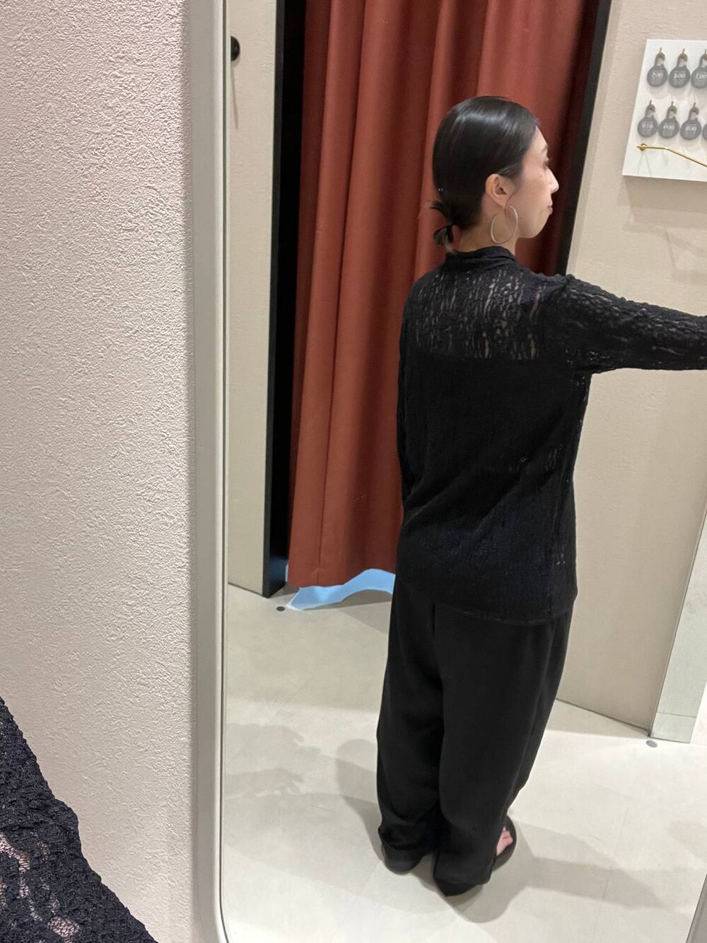 ブラック系のその他パンツ、ブラック系のTシャツ/カットソーを着用したレディースの夏コーディネートの3枚目の写真