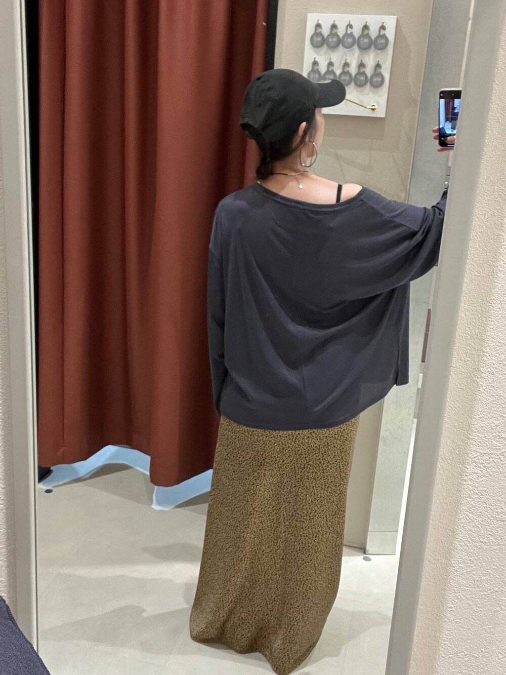 その他のスカート、グレー系のTシャツ/カットソー、ブラック系のキャップを着用したレディースの夏コーディネートの3枚目の写真