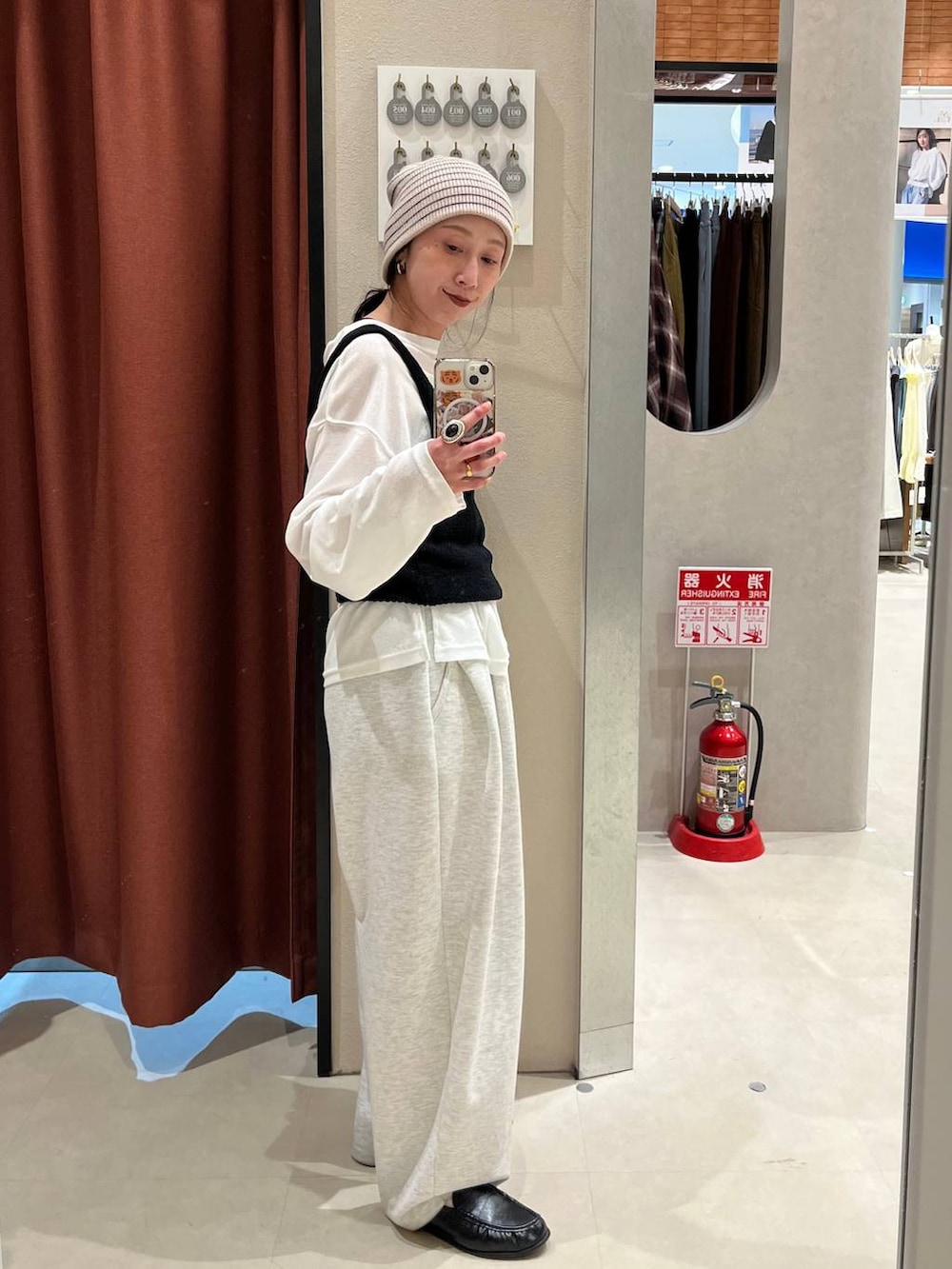 グレー系のスウェットパンツ、ホワイト系のTシャツ/カットソー、ブラック系のローファーを着用したレディースの春コーディネートの2枚目の写真