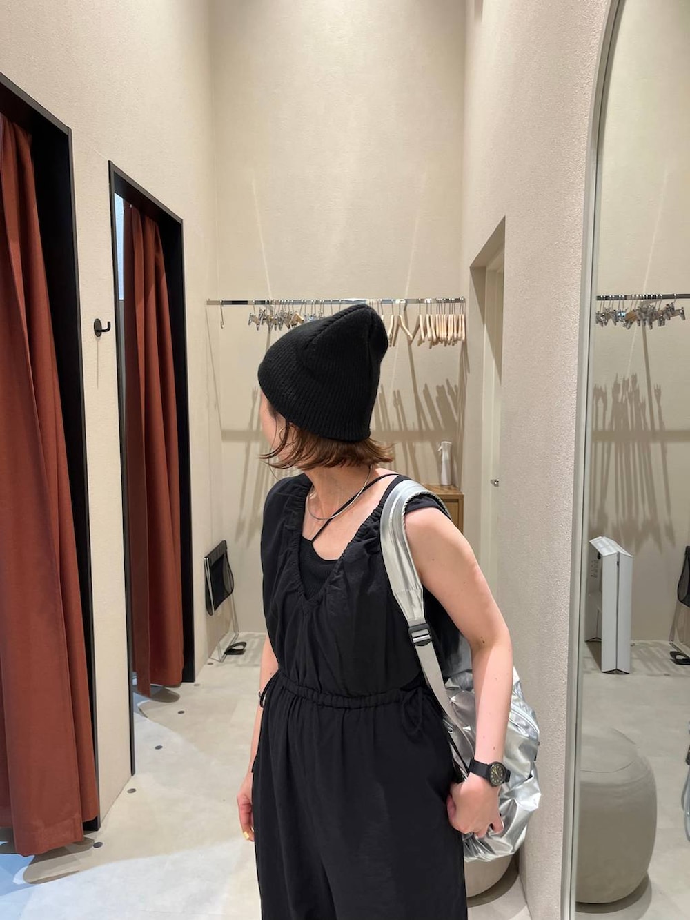 ブラック系のサロペット/オーバーオール、ブラック系のスニーカー、シルバー系のバックパック/リュックを着用したレディースの夏コーディネートの4枚目の写真